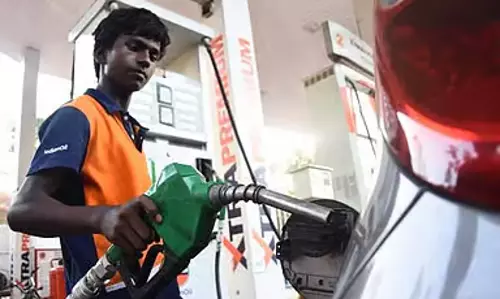 Tamil Nadu : पेट्रोल-डीजल फिर महंगा, 10 दिन में तीसरी बढ़ोतरी Tamil Nadu : पेट्रोल-डीजल फिर महंगा, 10 दिन में तीसरी बढ़ोतरी