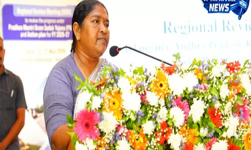 Hyderabad: सीतक्का ने तेलंगाना की सड़कों के लिए केंद्र से और PMGSY फंड की मांग Hyderabad: सीतक्का ने तेलंगाना की सड़कों के लिए केंद्र से और PMGSY फंड की मांग