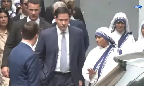Marco रुबियो ने कोलकाता में मदर हाउस का दौरा किया Marco रुबियो ने कोलकाता में मदर हाउस का दौरा किया