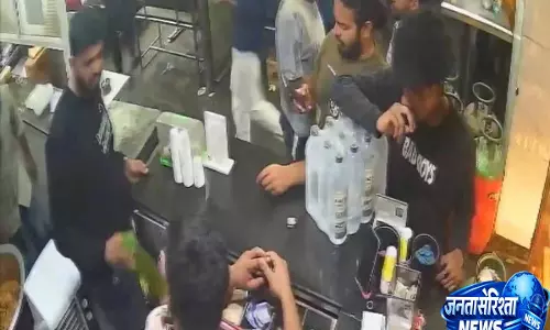Hyderabad: रेस्टोरेंट में मोबाइल चोरी, CCTV में कैद हुआ पूरा मामला Hyderabad: रेस्टोरेंट में मोबाइल चोरी, CCTV में कैद हुआ पूरा मामला