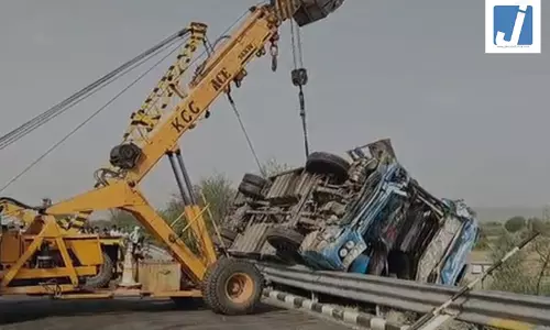 स्लीपर बस पलटने से 40 घायल, 6 की हालत गंभीर