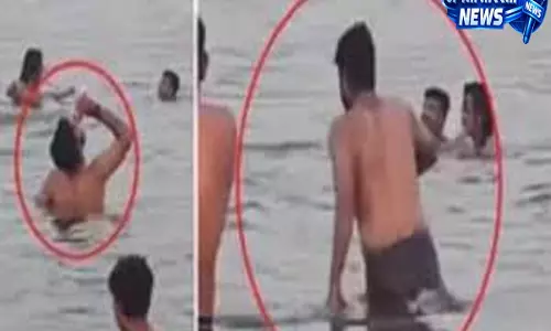 Varanasi: गंगा में नहाते समय बीयर पीते युवक का वीडियो वायरल, पुलिस ने दर्ज किया केस Varanasi: गंगा में नहाते समय बीयर पीते युवक का वीडियो वायरल, पुलिस ने दर्ज किया केस