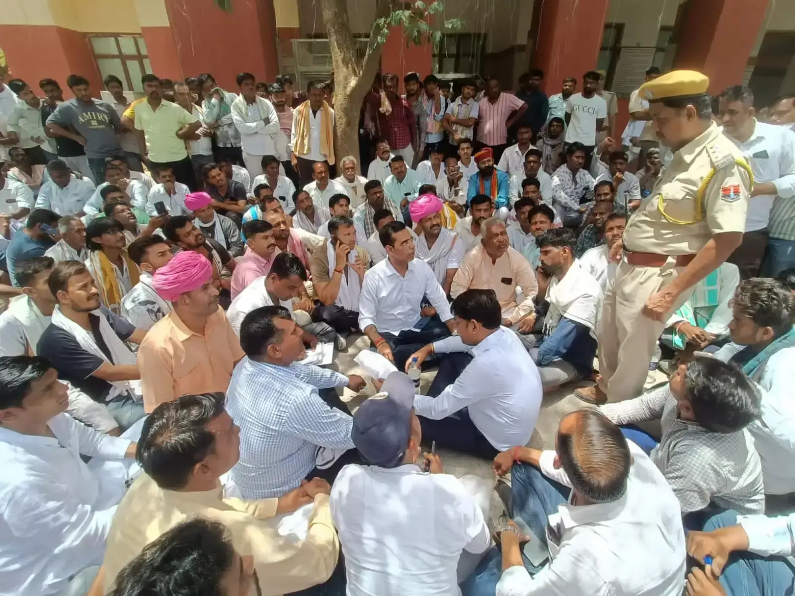 Jodhpur: सड़क हादसे के खिलाफ धरना-प्रदर्शन, न्याय की मांग Jodhpur: सड़क हादसे के खिलाफ धरना-प्रदर्शन, न्याय की मांग