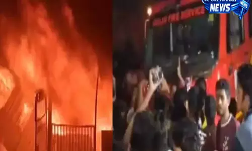 Delhi शास्त्री पार्क फर्नीचर मार्केट में आग, देरी से कार्रवाई पर गुस्साए लोगों ने फायर टेंडर पर किया पथराव