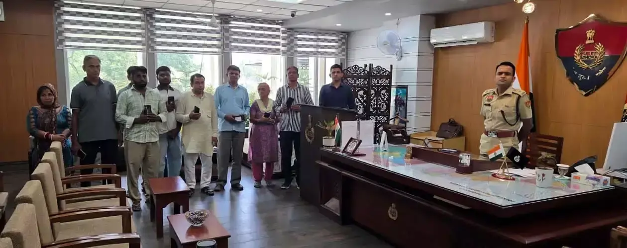 Hisar: हिसार पुलिस की बड़ी कार्रवाई, गुमशुदा मोबाइल मालिकों को सौंपे गए Hisar: हिसार पुलिस की बड़ी कार्रवाई, गुमशुदा मोबाइल मालिकों को सौंपे गए