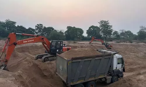 महासमुंद में रेत के अवैध खनन पर कार्रवाई, अधिकारियों ने जब्त किए 2 मशीन और 7 वाहन महासमुंद में रेत के अवैध खनन पर कार्रवाई, अधिकारियों ने जब्त किए 2 मशीन और 7 वाहन