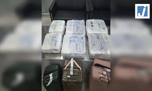एयरपोर्ट पर 48 करोड़ का मादक पदार्थ पकड़ा गया, दो ड्रग तस्कर गिरफ्तार एयरपोर्ट पर 48 करोड़ का मादक पदार्थ पकड़ा गया, दो ड्रग तस्कर गिरफ्तार