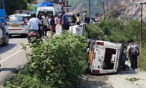 Rudraprayag: रुद्रप्रयाग-श्रीनगर मार्ग पर सड़क दुर्घटना में नौ घायल Rudraprayag: रुद्रप्रयाग-श्रीनगर मार्ग पर सड़क दुर्घटना में नौ घायल