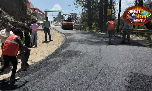 Mandi औट-लुहरी हाईवे पर टारकोल बिछाने का काम शुरू Mandi औट-लुहरी हाईवे पर टारकोल बिछाने का काम शुरू