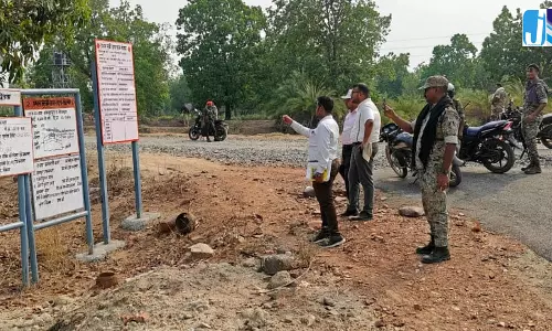 बाइक पर सवार होकर नक्सलियों के गढ़ रहे गांवों में पहुंचे कलेक्टर-सीईओ बाइक पर सवार होकर नक्सलियों के गढ़ रहे गांवों में पहुंचे कलेक्टर-सीईओ