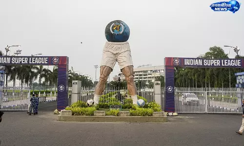 Bengal : साल्ट लेक स्टेडियम के बाहर लगी विवादित मूर्ति हटाई गई Bengal : साल्ट लेक स्टेडियम के बाहर लगी विवादित मूर्ति हटाई गई