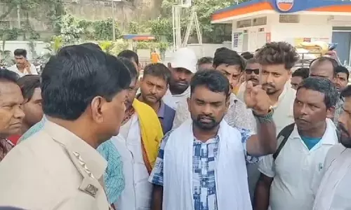 Tatanagar में ट्रैफिक चेकिंग के दौरान 10 हजार की मांग का आरोप Tatanagar में ट्रैफिक चेकिंग के दौरान 10 हजार की मांग का आरोप