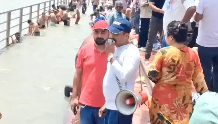 Haridwar: जागरूकता अभियान में श्रद्धालुओं से सावधानी बरतने की अपील Haridwar: जागरूकता अभियान में श्रद्धालुओं से सावधानी बरतने की अपील