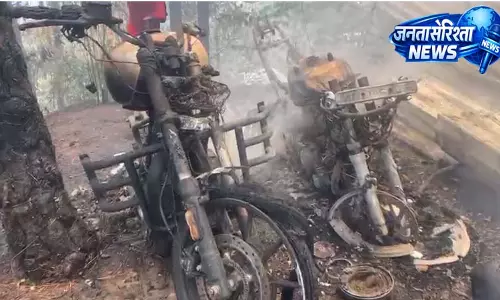सोलन में दो बाइक जलकर राख
