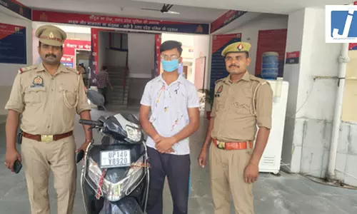 महिलाओं पर कैंची से हमला करने वाला साइको आरोपी गिरफ्तार, स्कूटी से करता था पीछा महिलाओं पर कैंची से हमला करने वाला साइको आरोपी गिरफ्तार, स्कूटी से करता था पीछा