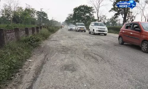 डूमडूमा में NH-37 की खराब हालत से यातायात प्रभावित, गर्मी और धूल ने बढ़ाई परेशानी डूमडूमा में NH-37 की खराब हालत से यातायात प्रभावित, गर्मी और धूल ने बढ़ाई परेशानी