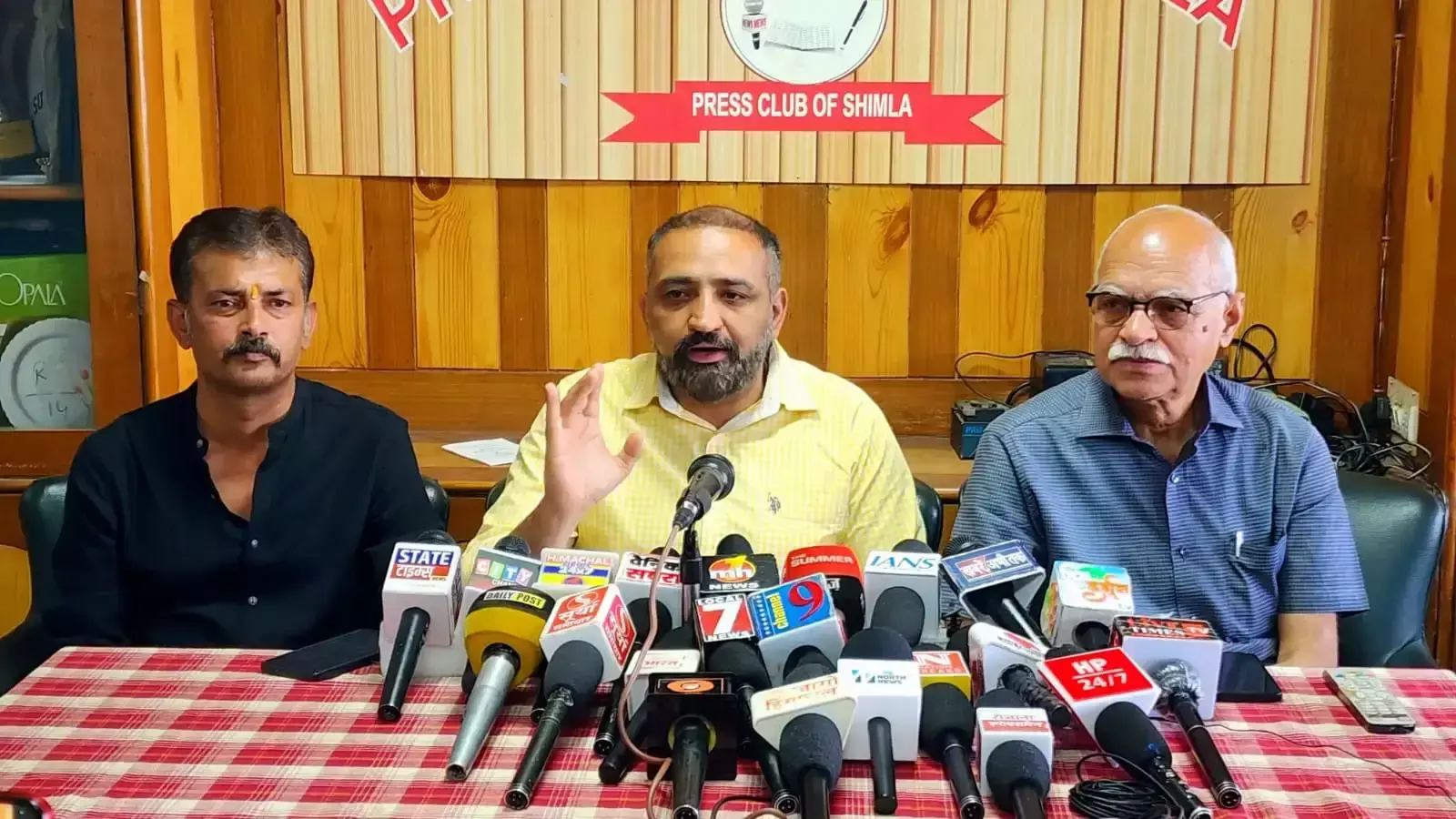 Shimla: कांग्रेस सरकार पर भाजपा का हमला, बिजली बिलों को लेकर घेरा Shimla: कांग्रेस सरकार पर भाजपा का हमला, बिजली बिलों को लेकर घेरा