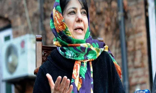 Mehbooba Mufti ने इंजीनियर राशिद के घर पहुंचकर जताया शोक Mehbooba Mufti ने इंजीनियर राशिद के घर पहुंचकर जताया शोक