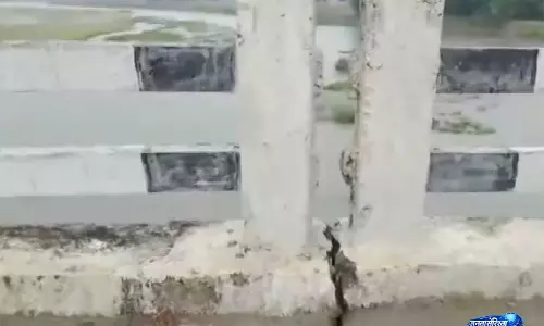 Bihar में झमटा-महिषाकोल पुल में दरारें, ग्रामीणों ने भ्रष्टाचार का आरोप लगाया Bihar में झमटा-महिषाकोल पुल में दरारें, ग्रामीणों ने भ्रष्टाचार का आरोप लगाया