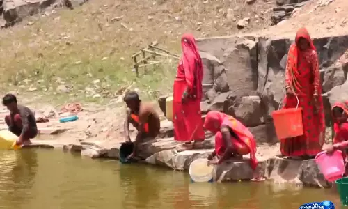 Shankargarh में भीषण जल संकट, गर्मी के बीच लोगों को पानी-बिजली की किल्लत Shankargarh में भीषण जल संकट, गर्मी के बीच लोगों को पानी-बिजली की किल्लत
