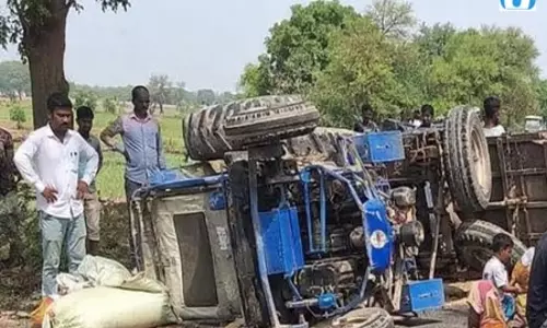 र्दनाक हादसा: ट्रैक्टर-ट्रॉली पलटने से 2 की मौत, 20 घायल र्दनाक हादसा: ट्रैक्टर-ट्रॉली पलटने से 2 की मौत, 20 घायल