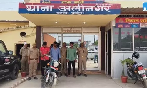 विवाद के बाद बाइक सवारों ने युवक पर की Firing, तीन आरोपी गिरफ्तार, दो की तलाश जारी विवाद के बाद बाइक सवारों ने युवक पर की Firing, तीन आरोपी गिरफ्तार, दो की तलाश जारी