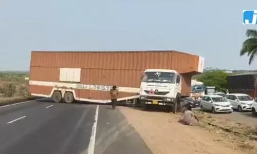 इंदापुर में हाईवे पर कंटेनर खराब, दो घंटे तक लगा भारी ट्रैफिक जाम