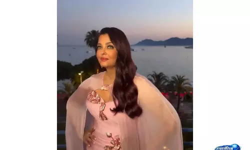 ऐश्वर्या राय बच्चन बेबी पिंक केप गाउन में Cannes 2026 में रोमांटिक अंदाज़ लेकर आईं