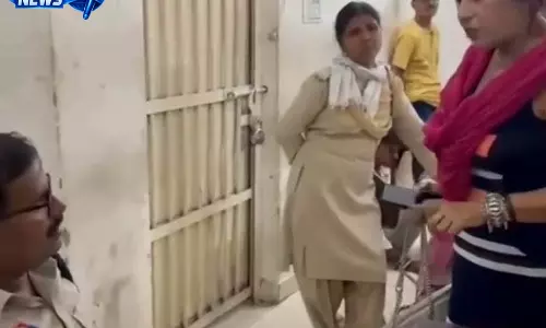 बिलासपुर के सिविल लाइन थाना में महिला से अभद्र व्यवहार, वीडियो वायरल बिलासपुर के सिविल लाइन थाना में महिला से अभद्र व्यवहार, वीडियो वायरल