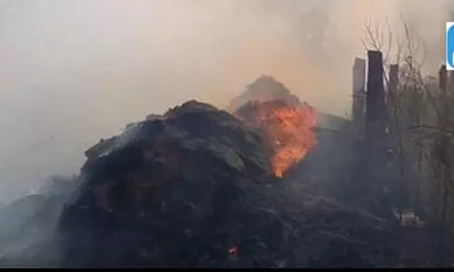 FIRE: शॉर्ट सर्किट से लगी भीषण आग, पलभर में कई परिवारों का आशियाना जलकर राख FIRE: शॉर्ट सर्किट से लगी भीषण आग, पलभर में कई परिवारों का आशियाना जलकर राख