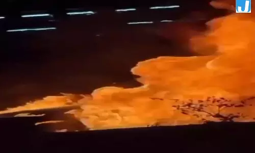 LIVE FIRE : बाड़ा हिंदू राव थाना क्षेत्र के पास कार में लगी आग LIVE FIRE : बाड़ा हिंदू राव थाना क्षेत्र के पास कार में लगी आग