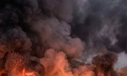 प्लास्टिक दाना फैक्ट्री में भीषण आग, करोड़ों का नुकसान होने की आशंका प्लास्टिक दाना फैक्ट्री में भीषण आग, करोड़ों का नुकसान होने की आशंका