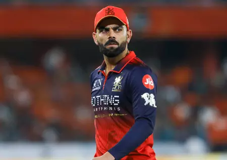 आईपीएल 2026: मैच में जुबानी जंग के बाद विराट कोहली ने नहीं मिलाया ट्रेविस हेड से हाथ आईपीएल 2026: मैच में जुबानी जंग के बाद विराट कोहली ने नहीं मिलाया ट्रेविस हेड से हाथ