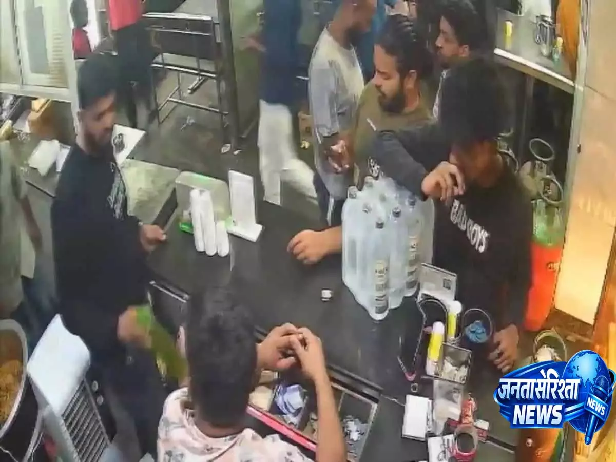 Hyderabad: रेस्टोरेंट में मोबाइल चोरी, CCTV में कैद हुआ पूरा मामला Hyderabad: रेस्टोरेंट में मोबाइल चोरी, CCTV में कैद हुआ पूरा मामला