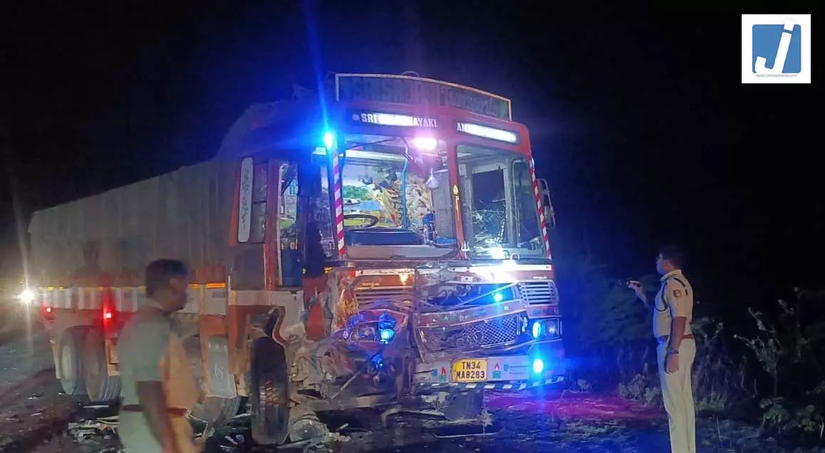 भीषण सड़क हादसा, ट्रक की टक्कर से एक ही परिवार के 5 लोगों की मौत भीषण सड़क हादसा, ट्रक की टक्कर से एक ही परिवार के 5 लोगों की मौत