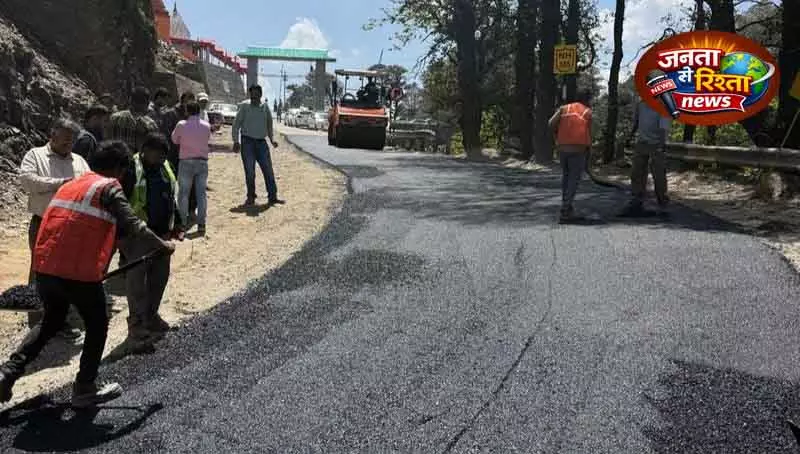 Mandi औट-लुहरी हाईवे पर टारकोल बिछाने का काम शुरू Mandi औट-लुहरी हाईवे पर टारकोल बिछाने का काम शुरू