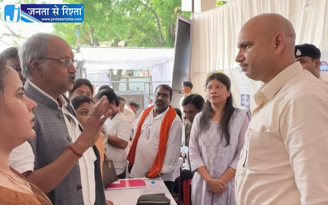 MP बृजमोहन अग्रवाल ने शराबबिक्री के अवैध अड्डे पुलिस को गिनाए, कार्रवाई नहीं होने पर लगाई फटकार MP बृजमोहन अग्रवाल ने शराबबिक्री के अवैध अड्डे पुलिस को गिनाए, कार्रवाई नहीं होने पर लगाई फटकार