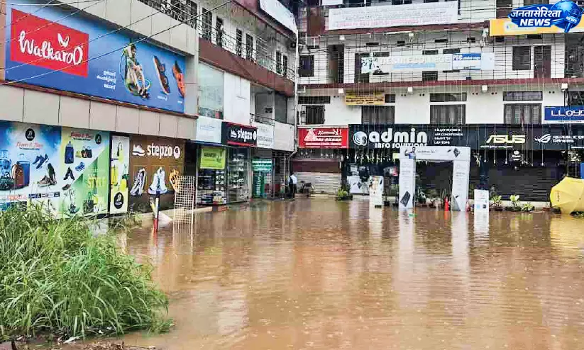 Haripad : अधूरी नहर परियोजना से जलभराव, व्यापारियों की दुकानों में घुसा पानी Haripad : अधूरी नहर परियोजना से जलभराव, व्यापारियों की दुकानों में घुसा पानी