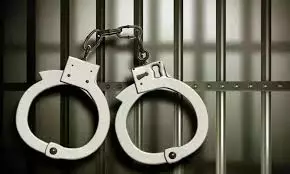 Vasai में पुलिसकर्मियों की गिरफ्तारी, हत्या के आरोपी को भगाने में मदद का आरोप Vasai में पुलिसकर्मियों की गिरफ्तारी, हत्या के आरोपी को भगाने में मदद का आरोप