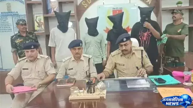 Jharkhand : गम्हरिया में स्क्रैप चोरी गिरोह का भंडाफोड़, चार आरोपी गिरफ्तार Jharkhand : गम्हरिया में स्क्रैप चोरी गिरोह का भंडाफोड़, चार आरोपी गिरफ्तार