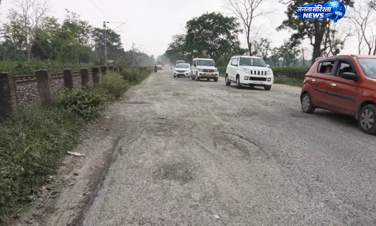 डूमडूमा में NH-37 की खराब हालत से यातायात प्रभावित, गर्मी और धूल ने बढ़ाई परेशानी डूमडूमा में NH-37 की खराब हालत से यातायात प्रभावित, गर्मी और धूल ने बढ़ाई परेशानी