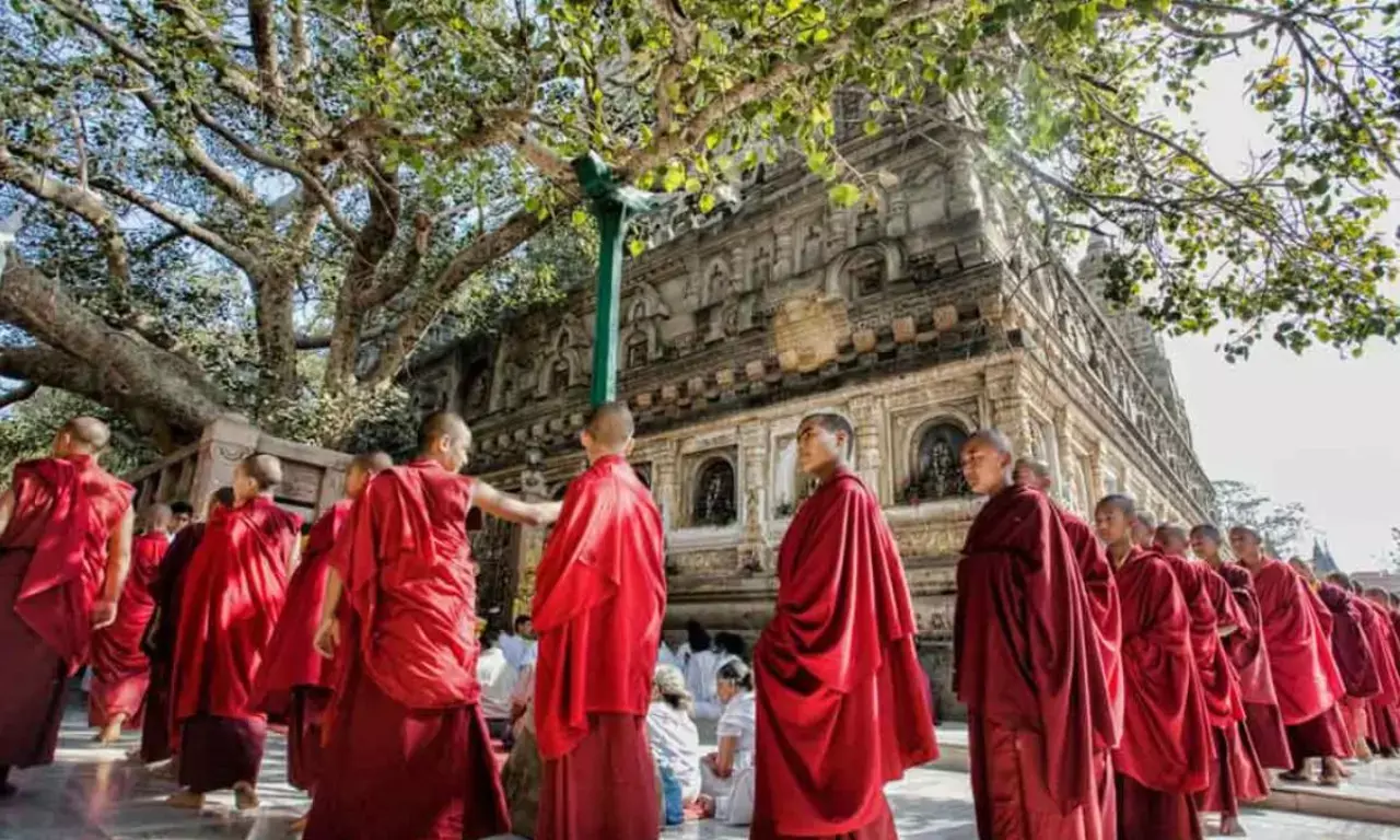 मंदिर परिक्रमा के नियम और महत्व, शास्त्रों के अनुसार इन गलतियों से बचना जरूरी मंदिर परिक्रमा के नियम और महत्व, शास्त्रों के अनुसार इन गलतियों से बचना जरूरी