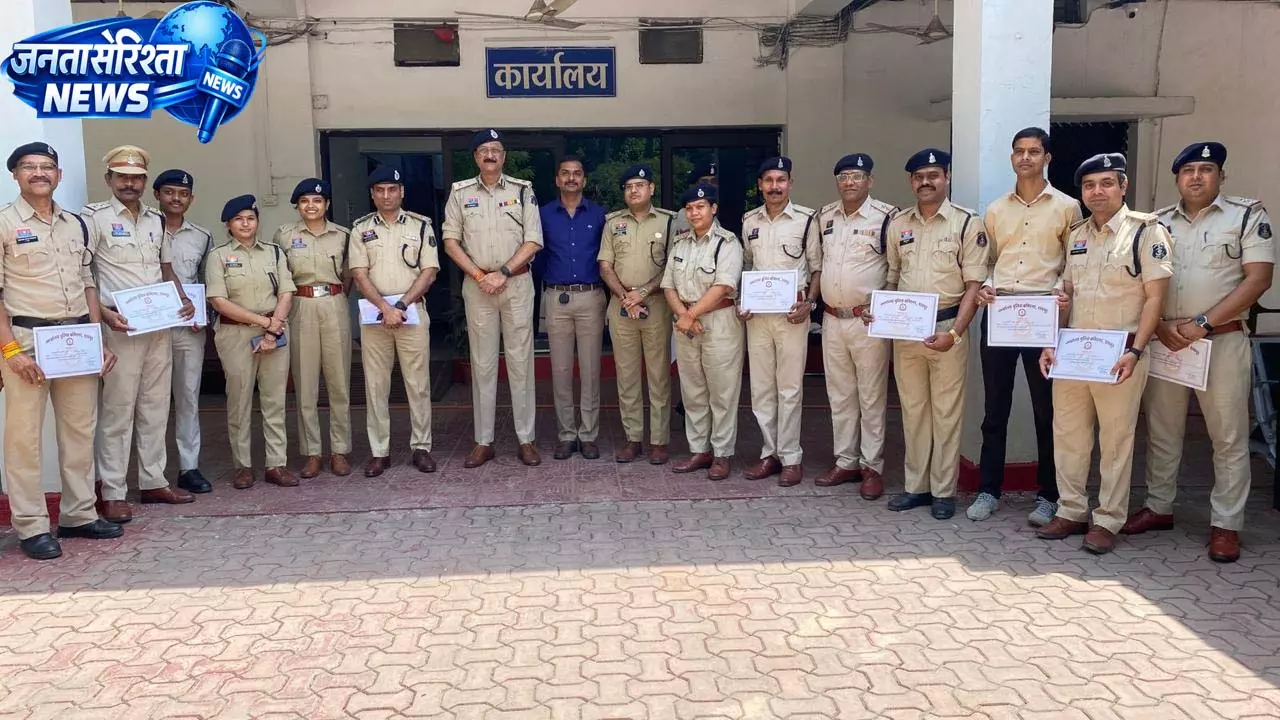 रायपुर पुलिस कमिश्नरेट में 70 पुलिसकर्मी सम्मानित रायपुर पुलिस कमिश्नरेट में 70 पुलिसकर्मी सम्मानित