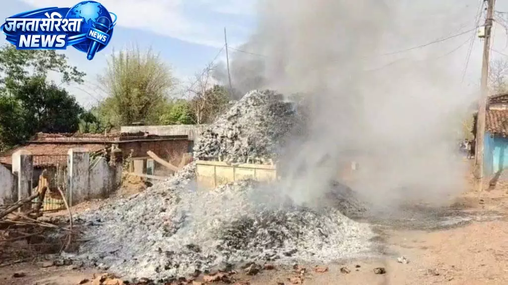 भानुप्रतापपुर में बड़ा हादसा टला, तेंदूपत्ता लदी ट्रैक्टर-ट्रॉली में भीषण आग भानुप्रतापपुर में बड़ा हादसा टला, तेंदूपत्ता लदी ट्रैक्टर-ट्रॉली में भीषण आग
