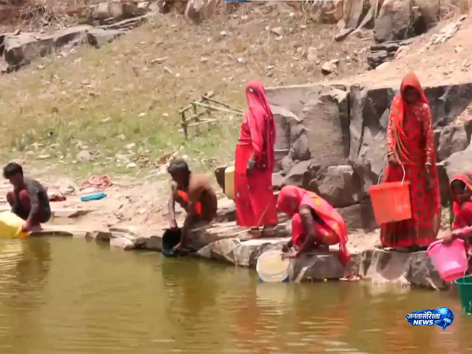 Shankargarh में भीषण जल संकट, गर्मी के बीच लोगों को पानी-बिजली की किल्लत Shankargarh में भीषण जल संकट, गर्मी के बीच लोगों को पानी-बिजली की किल्लत