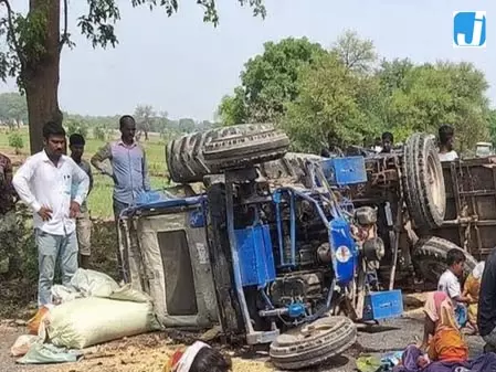 र्दनाक हादसा: ट्रैक्टर-ट्रॉली पलटने से 2 की मौत, 20 घायल र्दनाक हादसा: ट्रैक्टर-ट्रॉली पलटने से 2 की मौत, 20 घायल
