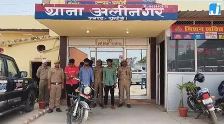 विवाद के बाद बाइक सवारों ने युवक पर की Firing, तीन आरोपी गिरफ्तार, दो की तलाश जारी विवाद के बाद बाइक सवारों ने युवक पर की Firing, तीन आरोपी गिरफ्तार, दो की तलाश जारी