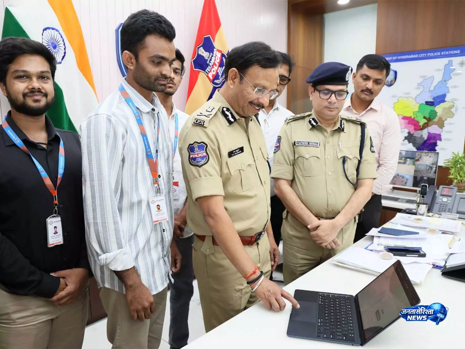 हैदराबाद पुलिस ने भारत का पहला AI-संचालित बहुभाषी शिकायत रिकॉर्डर AI-CopWriter लॉन्च किया हैदराबाद पुलिस ने भारत का पहला AI-संचालित बहुभाषी शिकायत रिकॉर्डर AI-CopWriter लॉन्च किया
