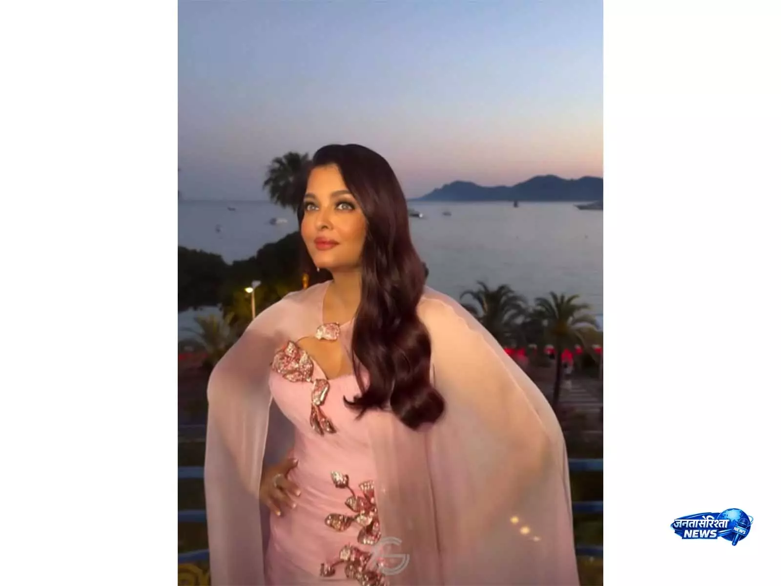 ऐश्वर्या राय बच्चन बेबी पिंक केप गाउन में Cannes 2026 में रोमांटिक अंदाज़ लेकर आईं ऐश्वर्या राय बच्चन बेबी पिंक केप गाउन में Cannes 2026 में रोमांटिक अंदाज़ लेकर आईं