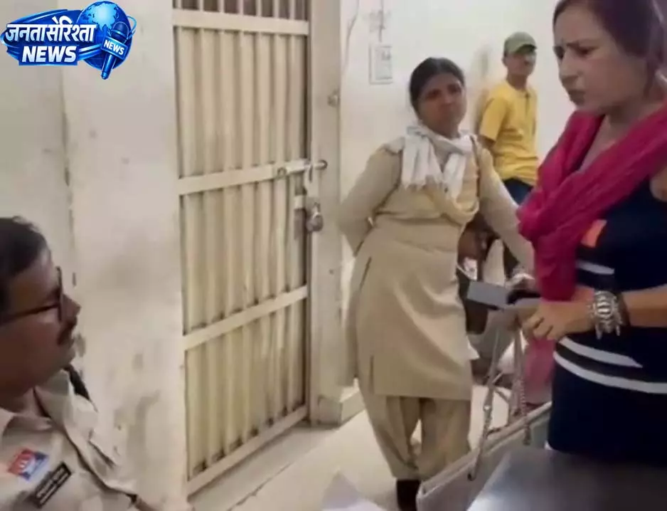 बिलासपुर के सिविल लाइन थाना में महिला से अभद्र व्यवहार, वीडियो वायरल बिलासपुर के सिविल लाइन थाना में महिला से अभद्र व्यवहार, वीडियो वायरल